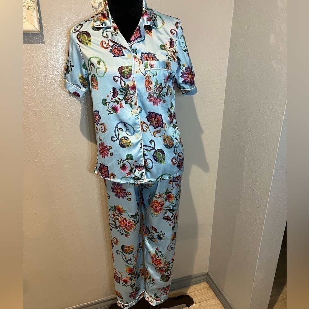 Silky pajama set size small - Picture 2 of 5